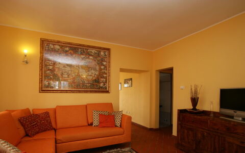 San Giuseppe Villa: Mueble, Diseño De Interiores, Pared, Sofá, Piso, Madera, Suelo, Amarillo, Habitación, Sala
