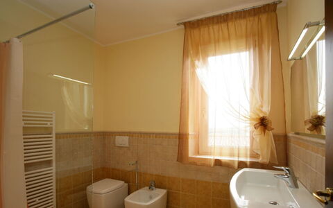 San Giuseppe Villa: Piso, Diseño De Interiores, Pared, Suelo, Arreglo De Tubería, Madera, Baño, Grifo, Plomería, Techo