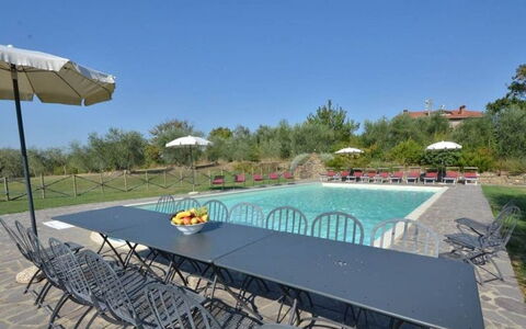Villa Il Poggio: Mueble, Mueble Para Exteriores, Mesa, Silla, Mesa Al Aire Libre, Césped, Paisajismo, Yarda, Piscina, Recurso
