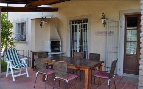 Podere della Madonna Villa: Mueble, Silla, Mesa, Piso, Cocina Y Comedor Mesa, Mueble Para Exteriores, Suelo, Diseño De Interiores, Mesa Al Aire Libre, Porche