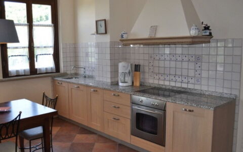 Podere della Madonna Villa: Cocina, Piso, Mostrador, Mueble, Gabinetes, Suelo, Diseño De Interiores, Madera, Aparato De Cocina, Fregadero