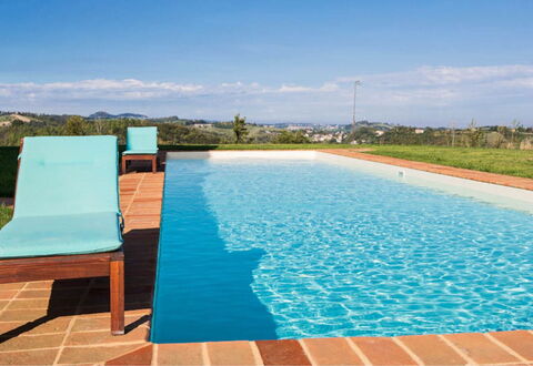 Cascina del Castello: Azul, Piscina, Agua, Recurso, Material Compuesto, Eco Hotel, Sombra, Villa, Mueble Para Exteriores, Loseta