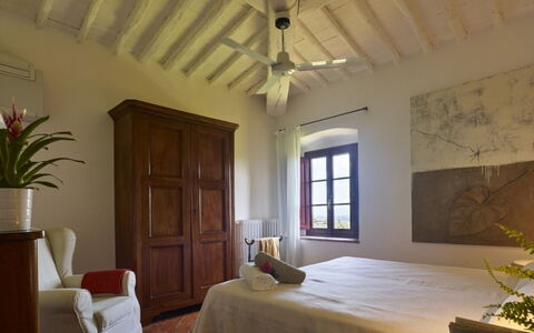 Villa del Riccio: Mueble, Diseño De Interiores, Pared, Piso, Suelo, Madera, Techo, Habitación, Habitación, Cama