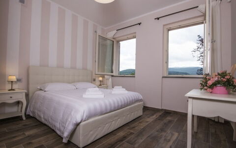 Villa Sara: Casa, Departamento, Habitación, Cama, Marco De La Cama, Hotel, Lecho, Balcón, Sábana, Villa