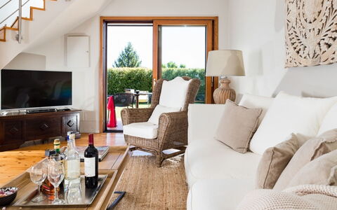 Villa Etna: Mueble, Diseño De Interiores, Sofá, Piso, Sala, Habitación, Madera, Suelo, Casa, Techo