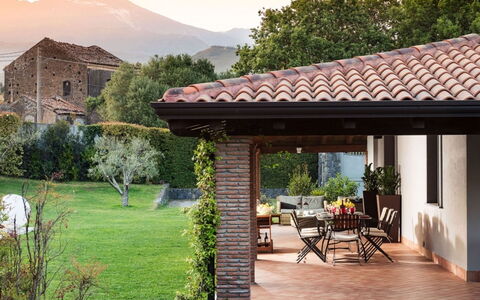 Villa Etna: Techo, Casa, Casa, Jardín, El Terreno Del Lote, Casa De Campo, Inmuebles, Cabaña, Sombra