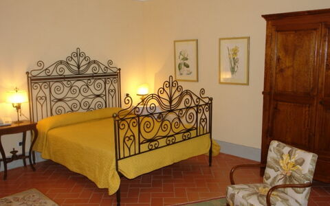 Villa Bel Monte: Mueble, Cama, Habitación, Diseño De Interiores, Lecho, Piso, Sábana, Suelo, Habitación, Marco De La Cama