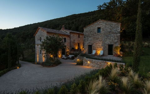 Villa Piuma: Inmuebles, Cabaña, Paisajismo, Casa De Campo, Jardín, Mansión, Villa, La Iluminación Del Paisaje, Noche, Pueblo De Montaña