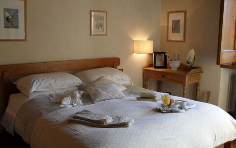 Villa Antonella: Cama, Mueble, Lecho, Habitación, Sábana, Madera, Diseño De Interiores, Linos, Suelo, Textil