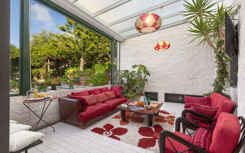Villa Liliana: Mueble, Diseño De Interiores, Maceta, Silla, Mesa, Planta De Casa, Casa, Sofá, Mesa De Café, Sala