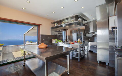 Villa Liliana: Cocina, Aparato De Cocina, Diseño De Interiores, Mostrador, Electrodoméstico, Mueble, Electrodoméstico, Piso, Techo, Encendiendo