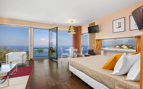 Villa Liliana: Mueble, Diseño De Interiores, Piso, Suelo, Mesa, Cama, Silla, Techo, Habitación, Habitación