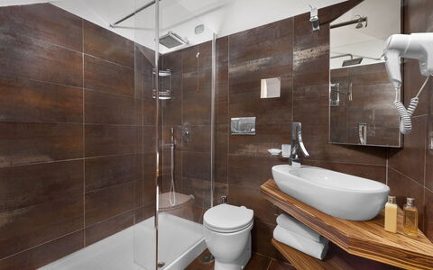 Villa Liliana: Baño, Diseño De Interiores, Piso, Arreglo De Tubería, Suelo, Lavabo, Plomería, Baño, Grifo, Loseta