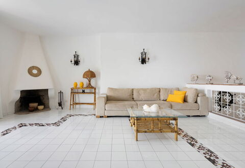 Villa Luce: Piso, Mueble, Suelo, Diseño De Interiores, Pared, Sala, Encendiendo, Sofá, Habitación, Casa