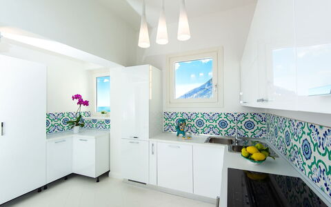 Villa Limoncello: Azul, Diseño De Interiores, Piso, Cocina, Mostrador, Suelo, Lavabo, Grifo, Techo, Gabinetes