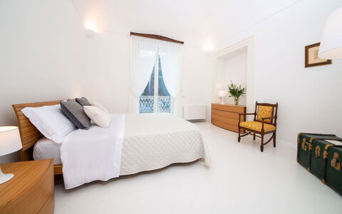 Villa Limoncello: Mueble, Diseño De Interiores, Piso, Suelo, Madera, Habitación, Habitación, Cama, Techo, Textil