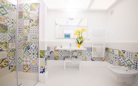 Villa Limoncello: Piso, Diseño De Interiores, Suelo, Loseta, Techo, Arreglo De Tubería, Mosaico, Baño, Grifo