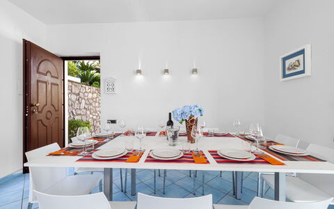 Villa Flora: Mueble, Diseño De Interiores, Mesa, Piso, Silla, Cocina Y Comedor Mesa, Suelo, Casa, Habitación, Comedor