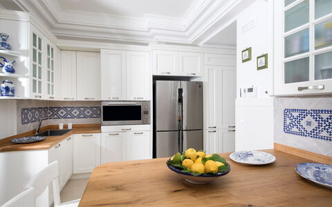 Villa Ribes: Cocina, Gabinetes, Mostrador, Diseño De Interiores, Mueble, Madera, Piso, Electrodoméstico, Aparato De Cocina, Suelo