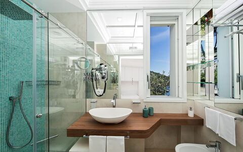 Villa Ribes: Diseño De Interiores, Baño, Arreglo De Tubería, Lavabo Del Baño, Lavabo, Piso, Suelo, Grifo, Espejo, Plomería