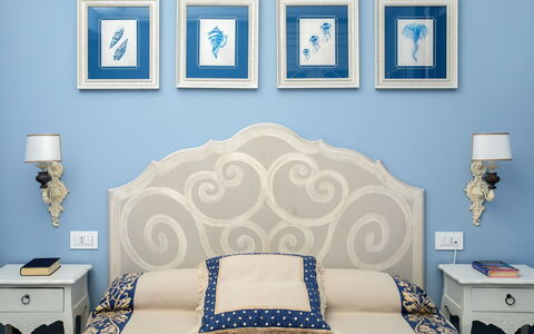 Villa Ribes: Azul, Mueble, Diseño De Interiores, Habitación, Cama, Pared, Madera, Lecho, Sábana, Textil