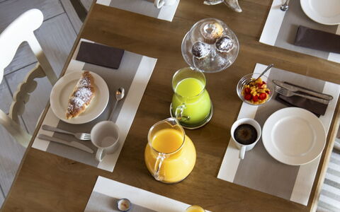 Villa Gilda: Mueble, Vajilla, Comedor, Mesa, Cocina Y Comedor Mesa, Silla, Utensilios Para Servir, Madera, Diseño De Interiores, Vajilla