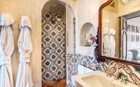 Villa Positano: Diseño De Interiores, Piso, Suelo, Puerta, Loseta, Arreglo De Tubería, Baño, Moldura, Diseño, Manchas De Madera