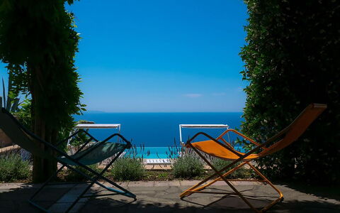 Villa Sant'Agata: Azul, Mueble, Verano, Mar, Mueble Para Exteriores, Silla, Oceano, Costeras Y Los Accidentes Geográficos Oceánico, Luz De Sol, Sombra