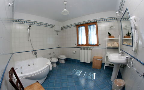 Villa Sant'Agata: Arreglo De Tubería, Piso, Diseño De Interiores, Suelo, Baño, Grifo, Plomería, Lavabo, Bañera, Habitación