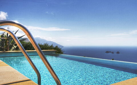 Villa Sant'Agata: Azul, Agua, Cuerpo De Agua, Piscina, Mar, Recurso, Costeras Y Los Accidentes Geográficos Oceánico, Ocio, Oceano, Eco Hotel