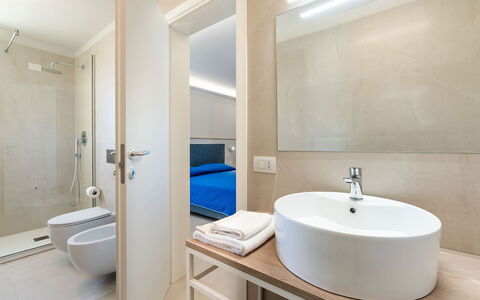 Casa sul Mare: Piso, Diseño De Interiores, Suelo, Techo, Habitación, Mueble, Arreglo De Tubería, Baño, Departamento, Plomería