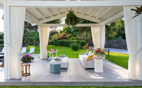 Villa del Faro: Mueble, Kiosko, Mueble Para Exteriores, Jardín, Sombra, Silla, Estructura Al Aire Libre, Pabellón, Pabellón, Pérgola