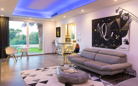 Villa Vernissage: Mueble, Diseño De Interiores, Piso, Suelo, Sofá, Techo, Sala, Casa, Encendiendo, Mesa