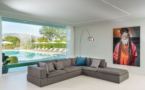 Villa Contemporanea: Mueble, Diseño De Interiores, Piso, Suelo, Sofá, Sala, Madera, Mesa, Mesa De Café