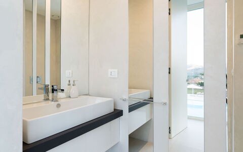 Villa Contemporanea: Diseño De Interiores, Piso, Pared, Suelo, Arreglo De Tubería, Baño, Madera, Techo, Casa, Grifo