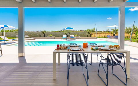 Villa Marzamemi: Mueble, Mueble Para Exteriores, Silla, Mesa, Cocina Y Comedor Mesa, Mesa Al Aire Libre, Restaurante, Recurso, Patio, Piscina