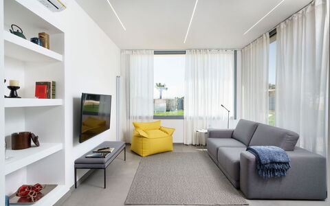 Villa Marzamemi: Mueble, Diseño De Interiores, Piso, Sofá, Suelo, Pared, Sala, Techo, Departamento, Madera