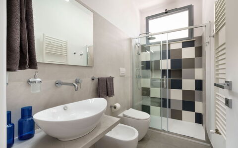 Villa Marzamemi: Baño, Arreglo De Tubería, Diseño De Interiores, Piso, Suelo, Lavabo, Baño, Plomería, Lavabo Del Baño, Grifo