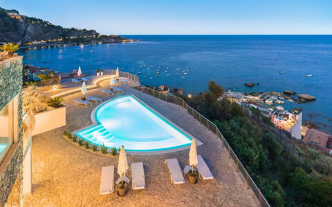 Villa Taormina- Baya Bella: Azul, Agua, Cuerpo De Agua, Piscina, Mar, Costa, Recurso, Costeras Y Los Accidentes Geográficos Oceánico, Oceano, Playa