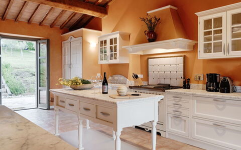 Villa Collinette: Mueble, Diseño De Interiores, Cocina, Gabinetes, Piso, Mostrador, Madera, Suelo, Techo, Casa