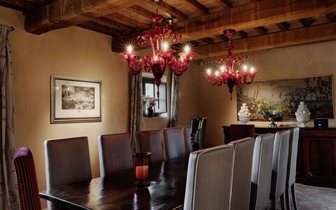 Villa Collinette: Mueble, Diseño De Interiores, Pared, Candelabro, Rojo, Lámpara, Techo, Encendiendo, Mesa, Comedor