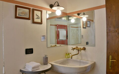 Villa Anima: Lavabo Del Baño, Espejo, Pared, Diseño De Interiores, Arreglo De Tubería, Baño, Lámpara, Lavabo, Techo, Grifo