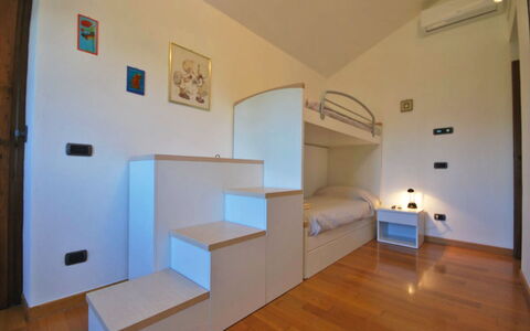 Villa Sarzana: Diseño De Interiores, Piso, Suelo, Madera, Habitación, Mueble, Techo, Habitación, Cama, Encendiendo
