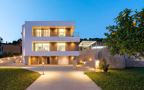 Villa Nina: Balcón, Inmuebles, Villa, Mansión