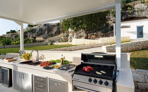 Villa Nina: Cocina, Electrodoméstico, Aparato De Cocina, Estufa De Cocina, Estufa De Gas, Mostrador, Estufa, Electrodoméstico, Silla, Planta De Casa