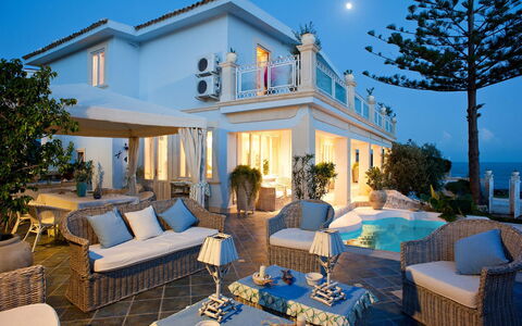 Villa Teresa: Azul, Piscina, Recurso, Mueble, Casa, Inmuebles, Mueble Para Exteriores, Silla, Maceta, Eco Hotel