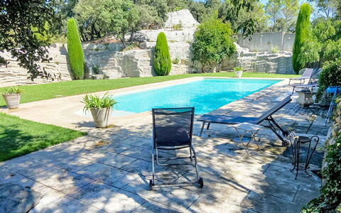 Mas du Castelet: Piscina, Azul, Mueble Para Exteriores, Sombra, Jardín, Losa, Recurso, Ocio, Paisajismo, Patio Interior