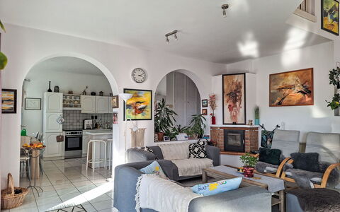 Bonika: Mueble, Diseño De Interiores, Sofá, Piso, Suelo, Sala, Techo, Mesa, Habitación, Departamento