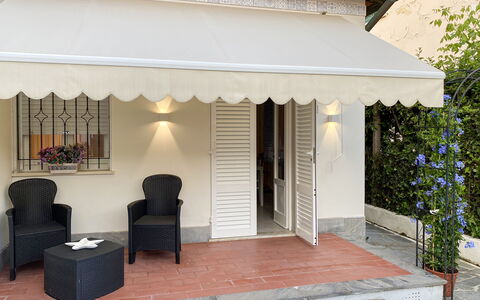 Casa Liliana Ac, Wifi, Forte Dei Marmi: Toldo, Puerta, Maceta, Sombra, Estructura Al Aire Libre, Planta De Casa, Balcón, Porche, Mueble Para Exteriores, Pabellón