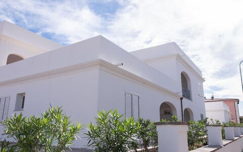 Apartments In Golfo Orosei: Casa, Inmuebles, Balcón, Moldura, Hacienda, Villa, Yeso, Mansión, La Luz Del Día